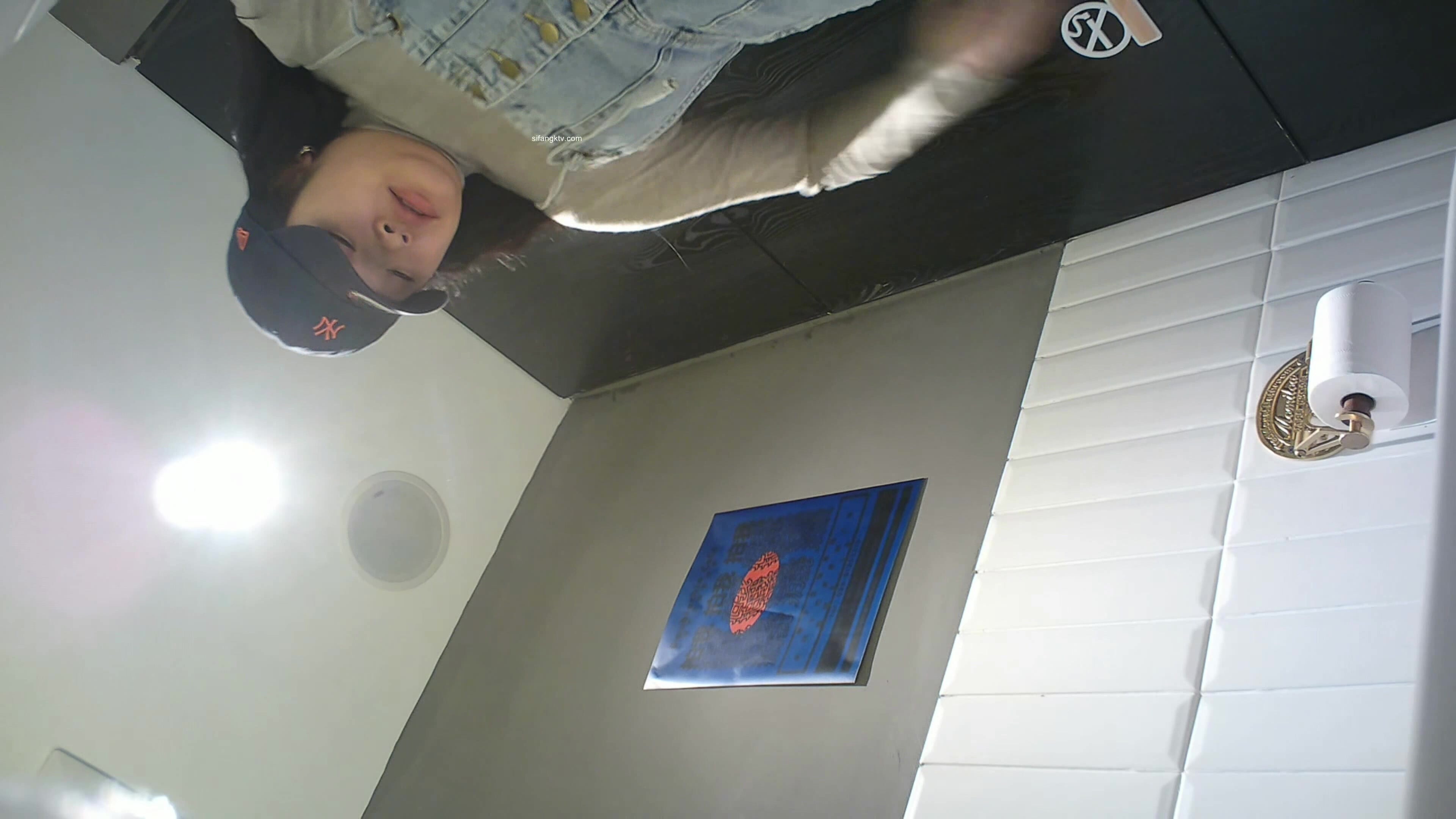 商场女厕刁钻角度偷窥背带裤美女的无毛小嫩鲍