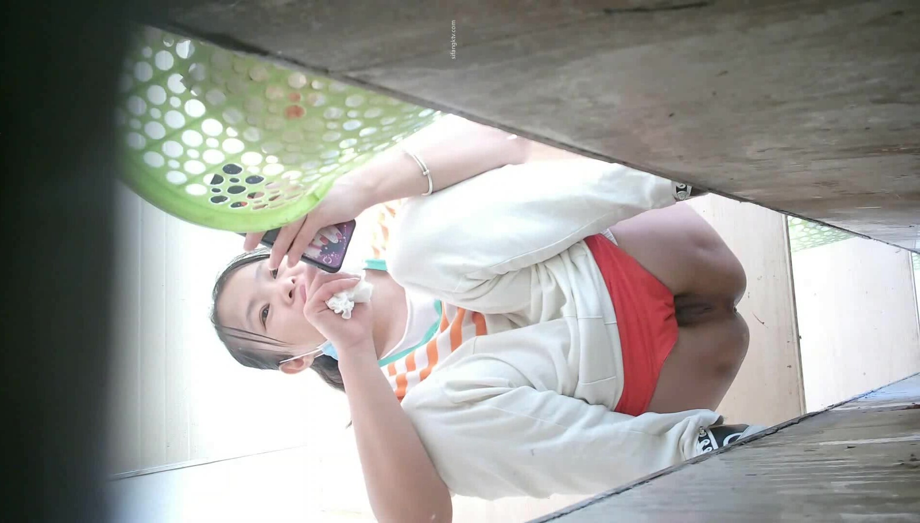 十月最新流出新城公园沟厕全景露脸沟厕偷拍美女尿尿第4季打瞌睡的颜值美女