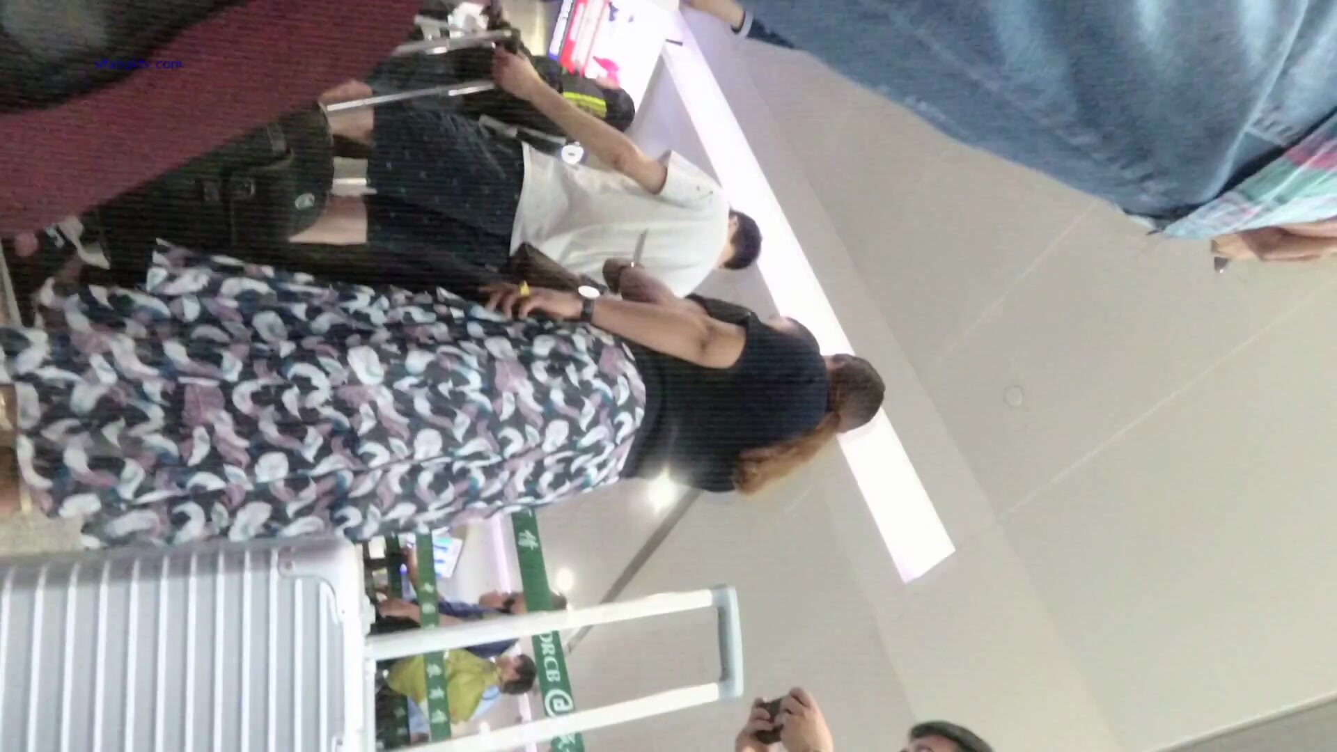 【最新极品抄底】超高质量机场地铁抄底惊现无内小美女 白嫩丰臀太紧致内内夹逼缝里了 (11)