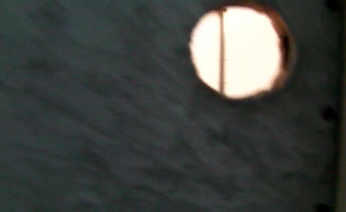 这妹子太凶了，刚进去就被发现了，拎起棍子就要打我