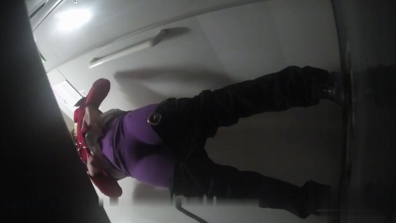 国内厕拍大神潜入高铁车厢女厕偷拍穿着安全裤的性感乘务员少妇 乘务长来大姨妈了拿起她的卫生巾看看