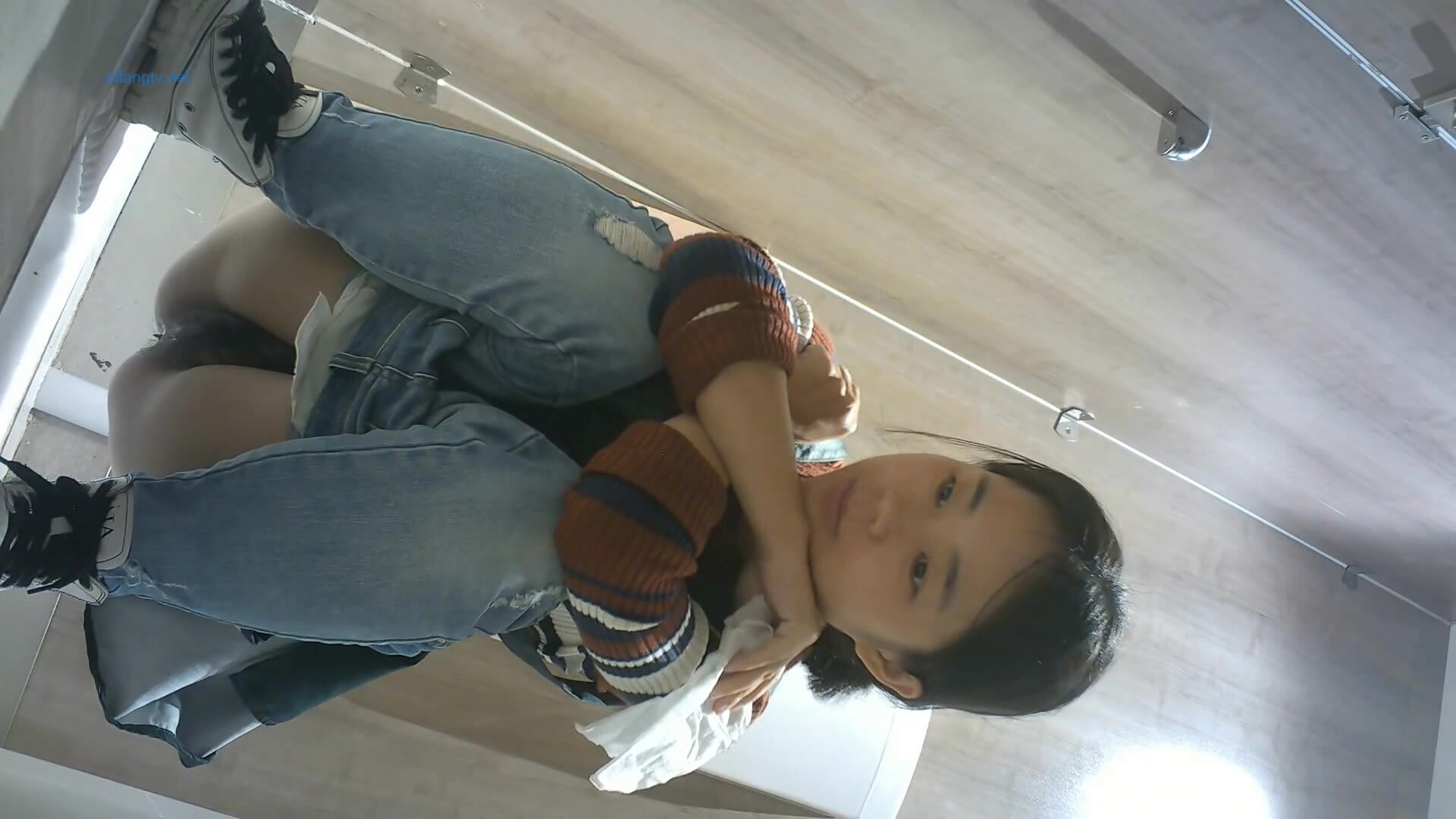 【CP经典】商场女厕全景偷拍11位年轻妹子颜值都还挺不错的（一 ） (9)