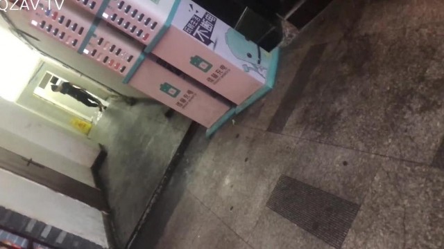 2019最新国内厕拍大神某商业街路边公厕近距离偷拍出来拍脸4K高清无水印原版