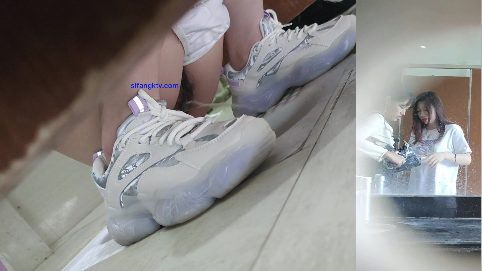 商场女厕全景偷拍两位美女闺蜜的小黑鲍