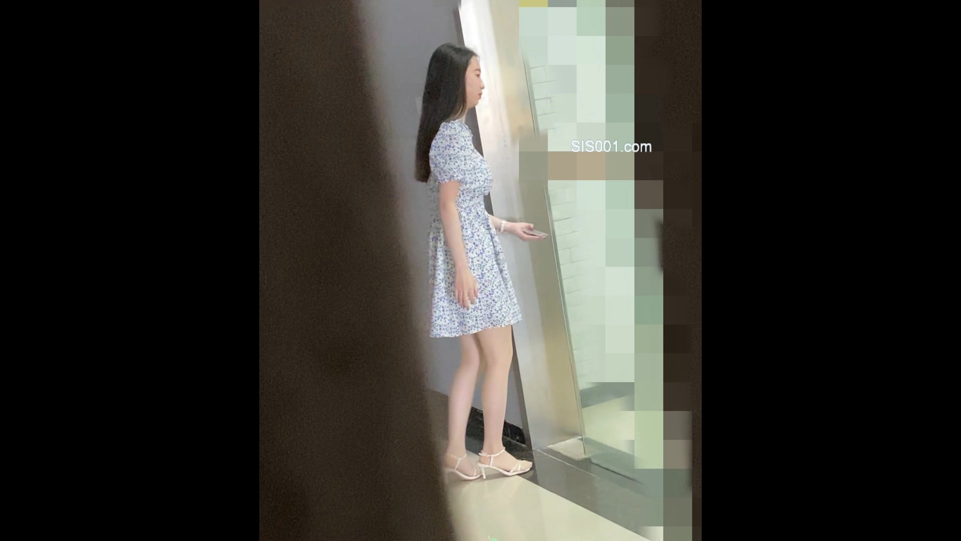 最新潜入办公楼偷窥美女主播嘘嘘