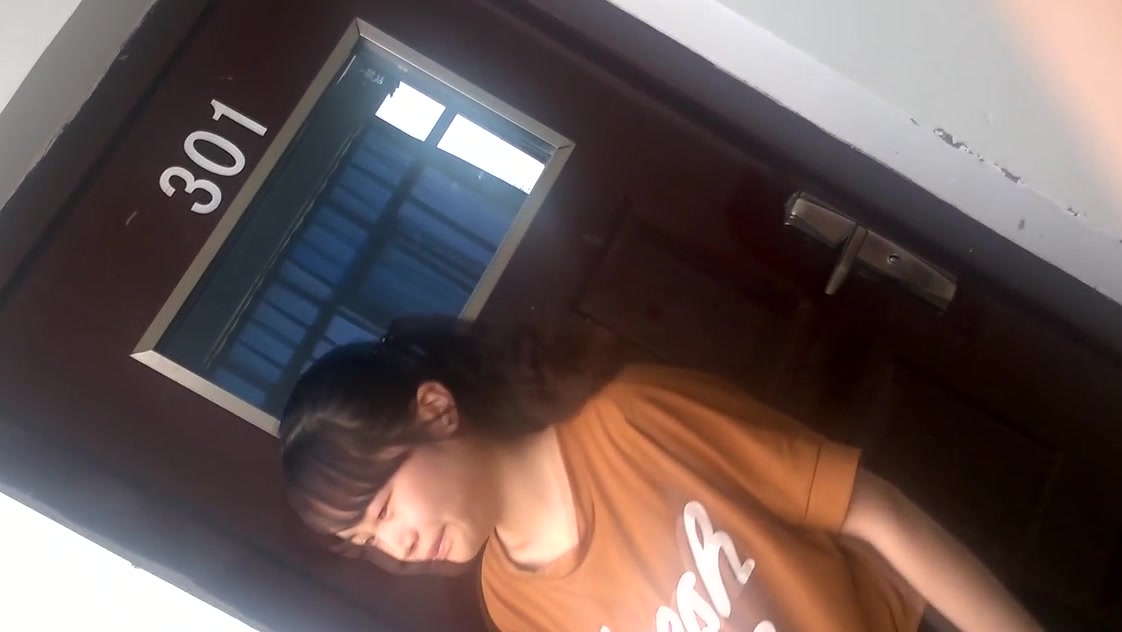 乖巧妹子尿尿回来发现教室门上锁了焦急的直跺脚超刺激