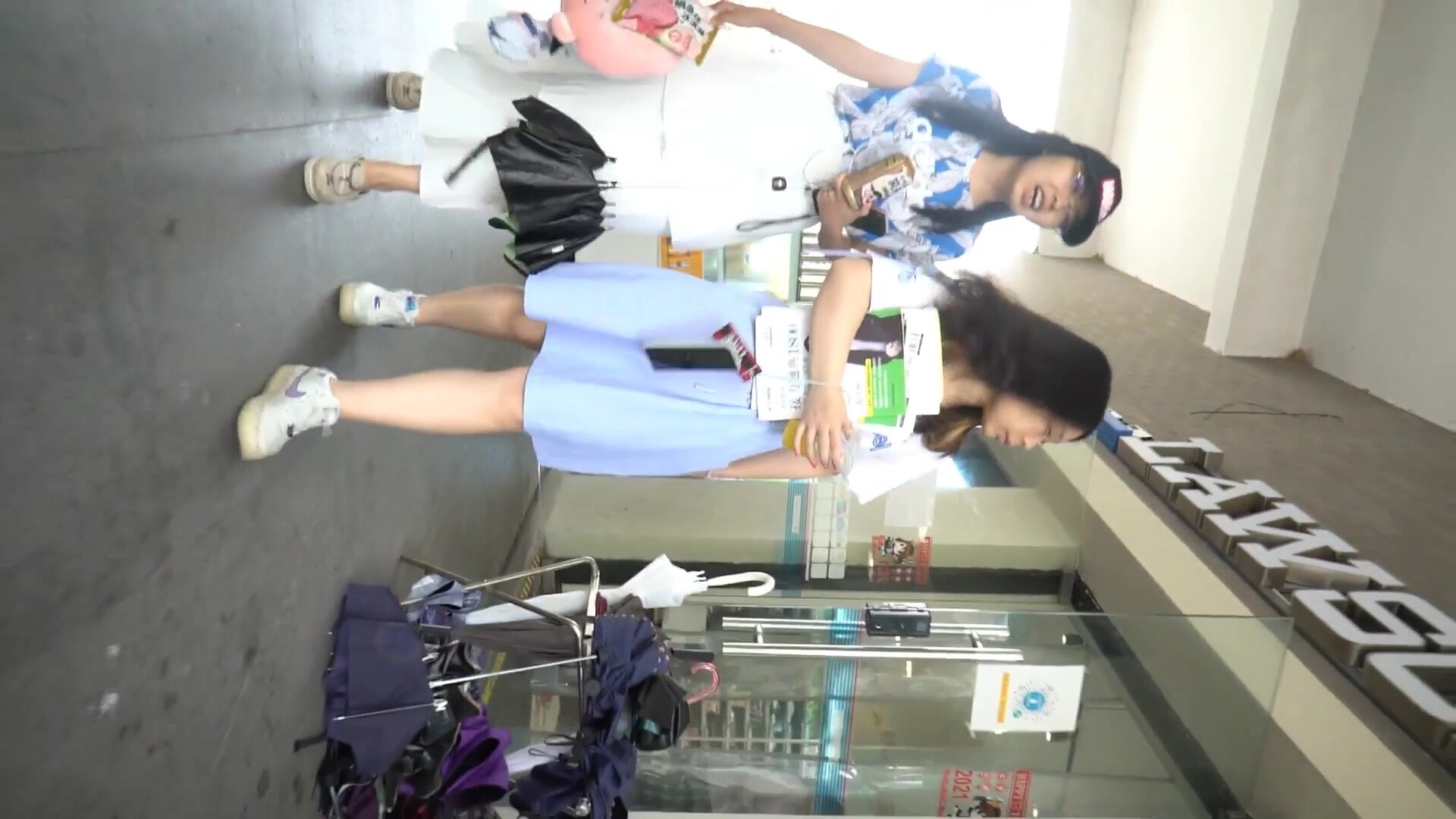 商场抄底时髦小姐姐 内裤破了一个大洞照穿 黑逼毛争先恐后往外钻