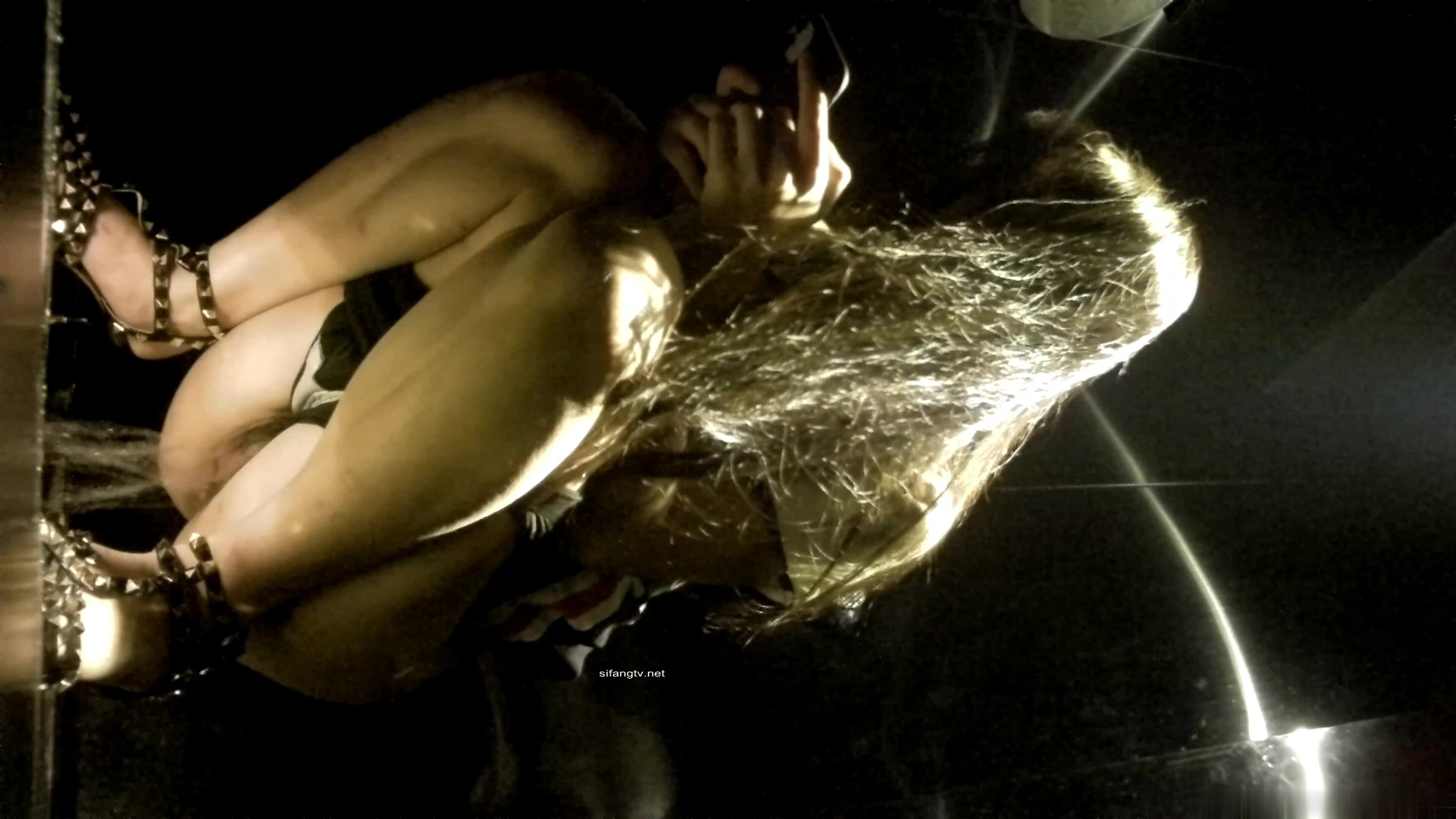 KTV女厕近距离偷窥长发美女的小嫩B 酒喝多了尿都分叉了