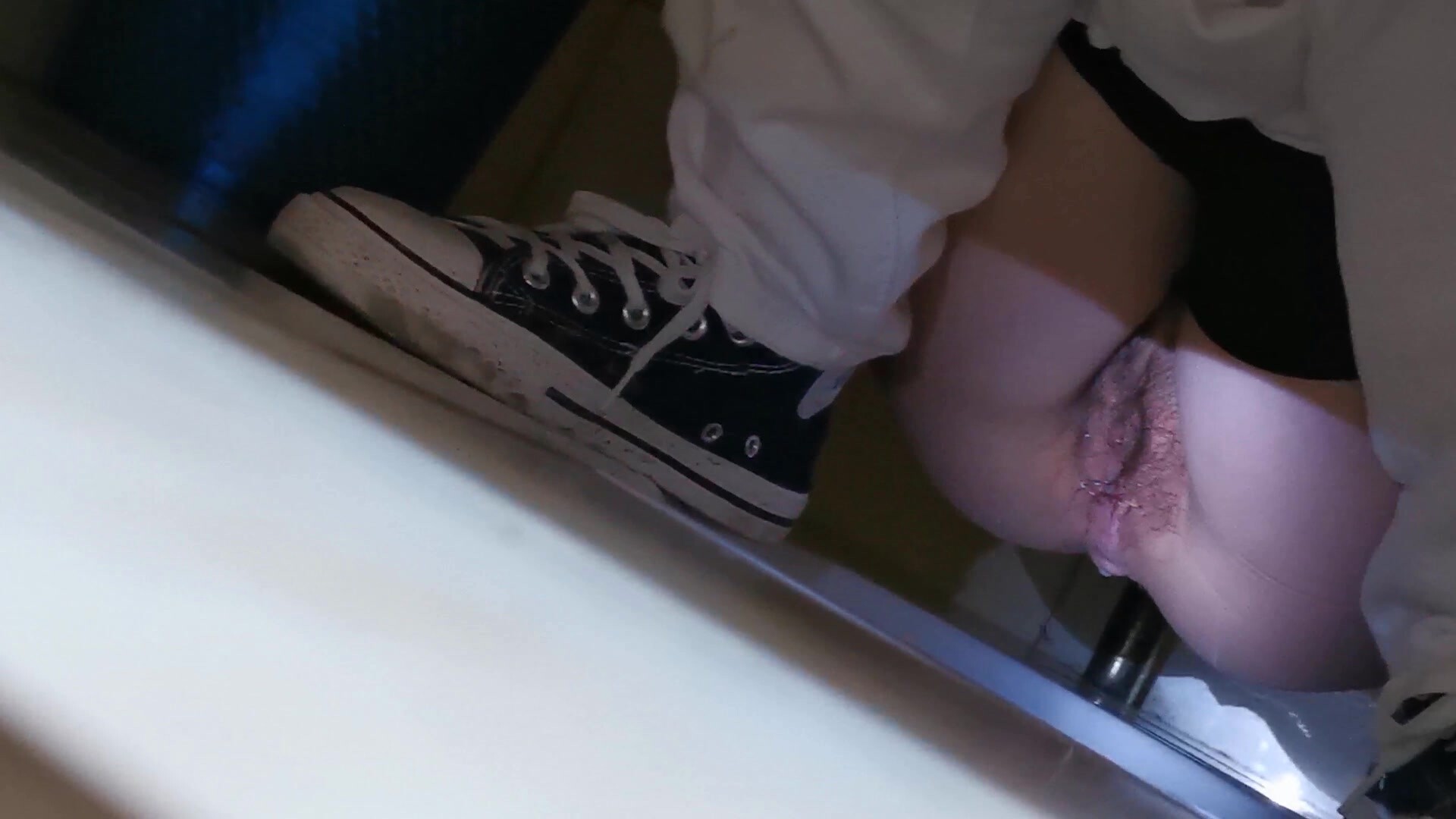 大神潜入公司女厕偷拍两闺蜜一起来尿尿,光线不好就开闪光灯照逼,出来拍脸的时候还听她们唠嗑