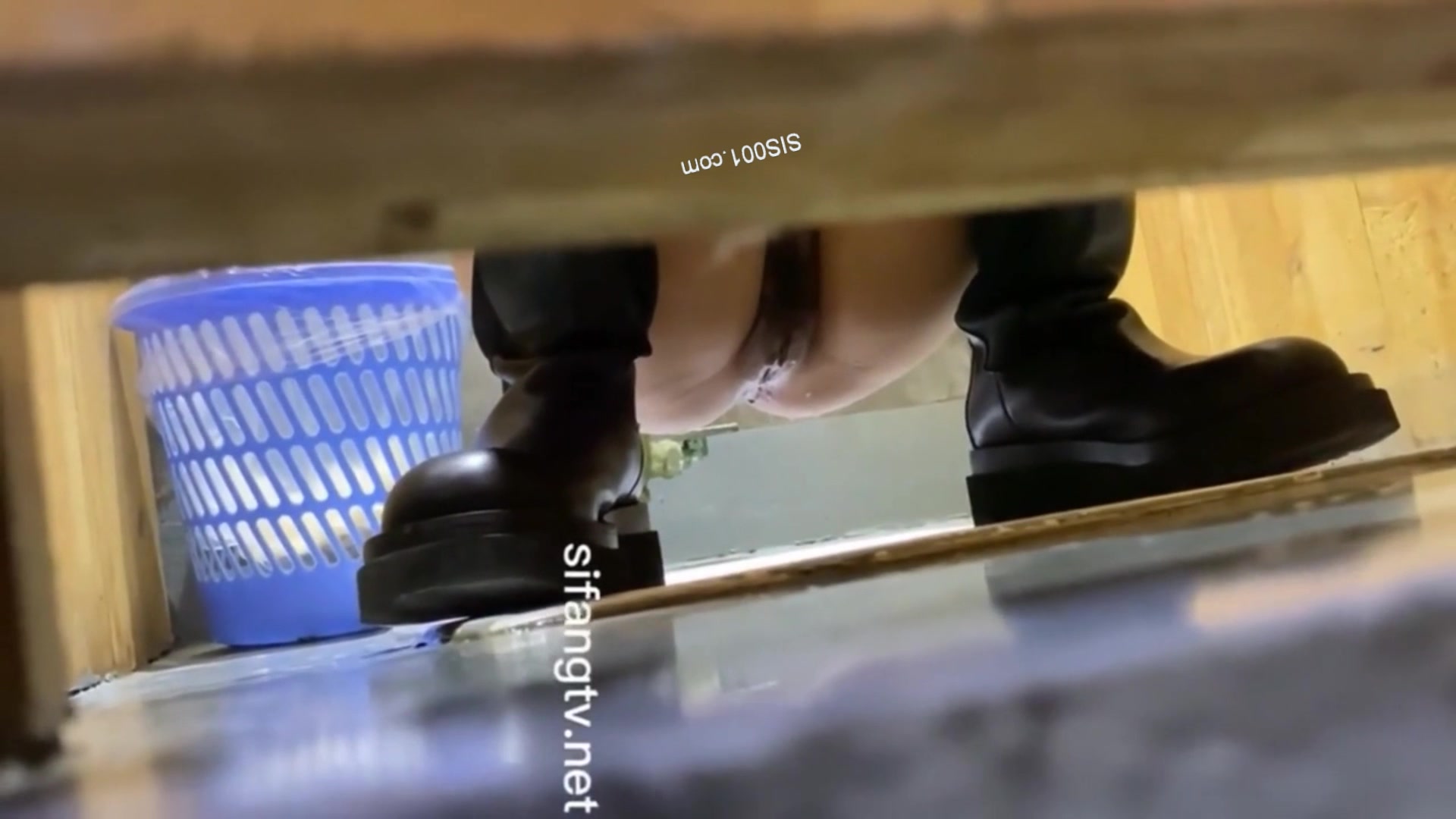 最新某艺校偷窥高颜值清纯美眉嘘嘘