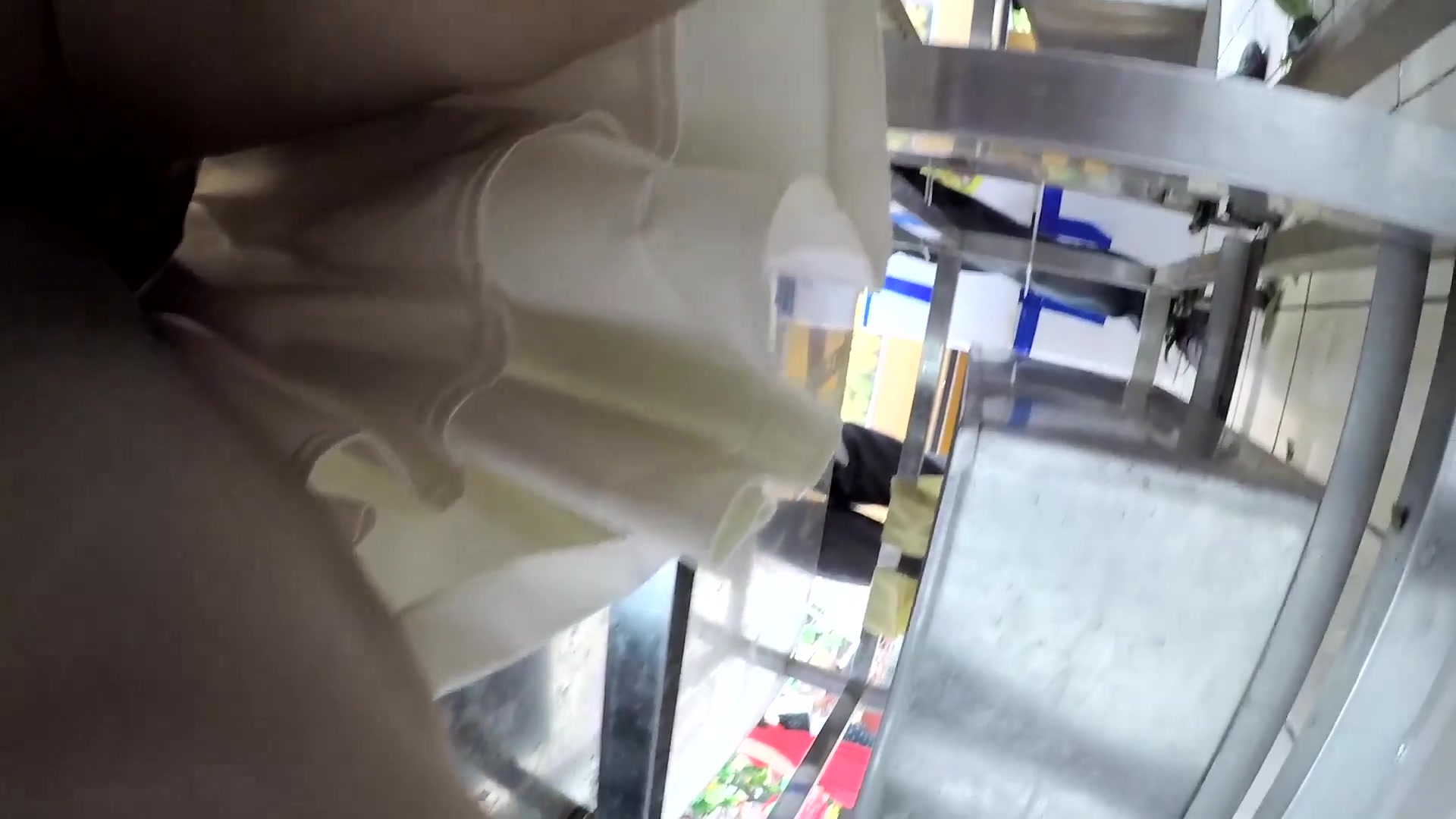 超市抄底系列漂亮清纯的眼镜小妹不穿内裤逛超市 黝黑的毛毛清晰可见