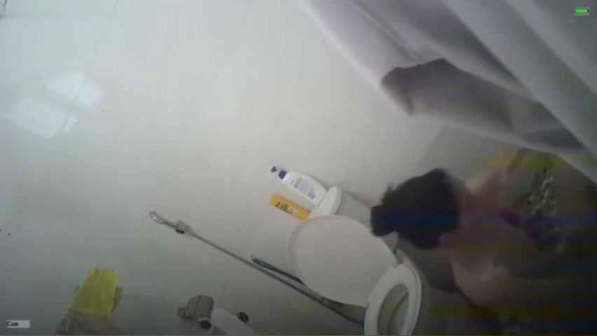 浴室偷放摄像头偷拍女友的闺蜜洗澡拿着个洗刷刷洗泡沫浴