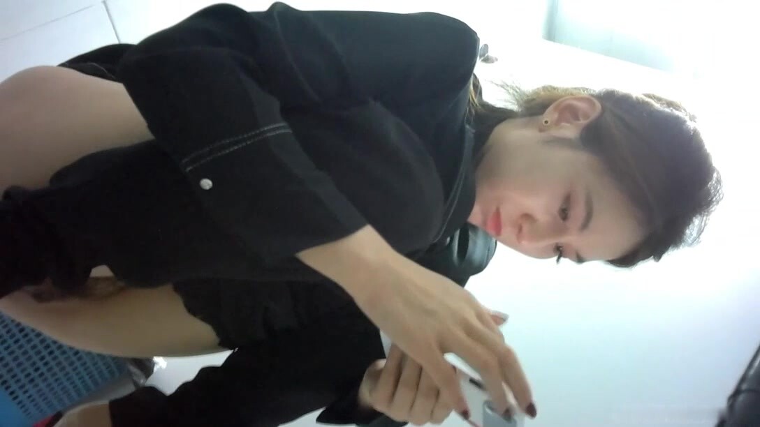 商场女厕偷拍穿着黄色细高跟的美少妇