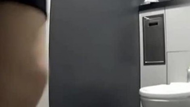 外站流出写字楼女厕洗手盆下偷放摄像头偷拍美女嘘嘘有几个美眉下面毛很多看着就让人兴奋