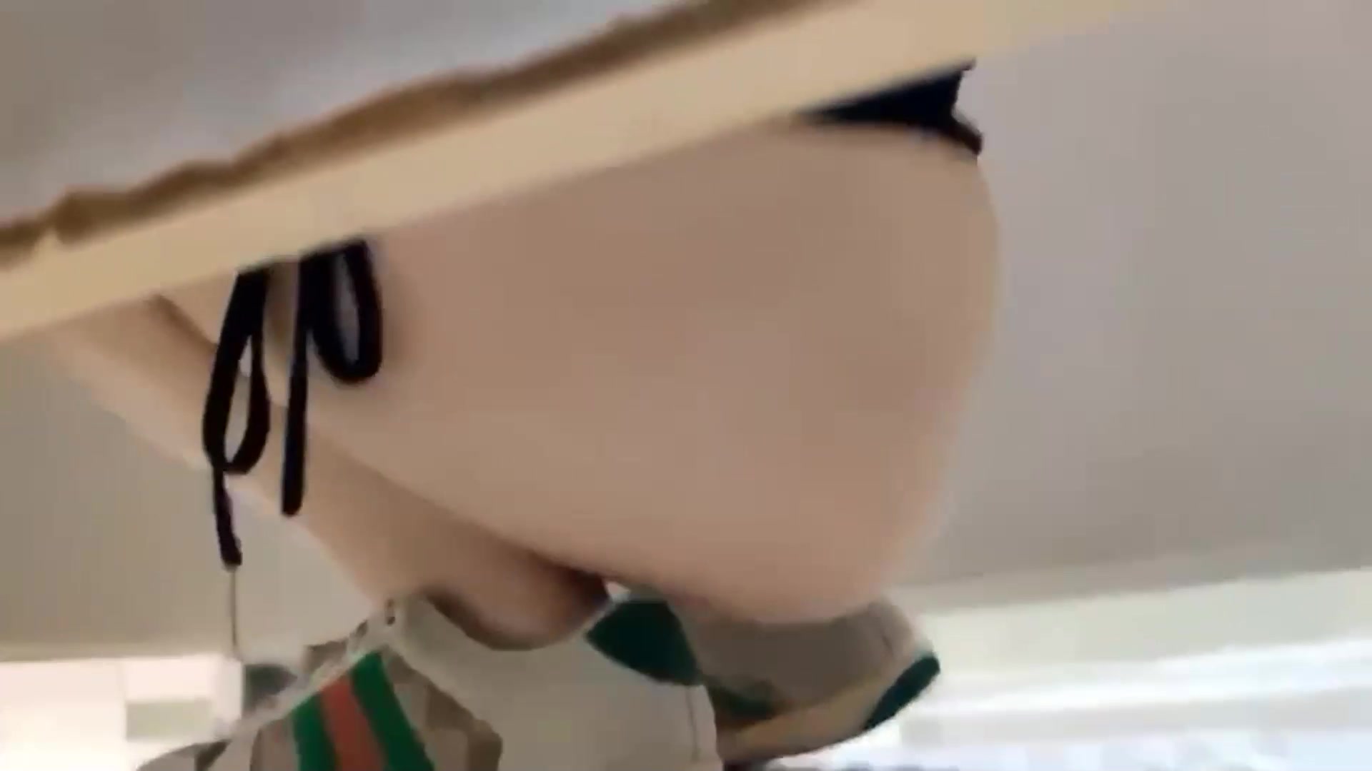 大神潜入办公楼偷拍 漂亮的美女白领 手机塞到B下面 一不留神 碰到美女屁眼被发现了