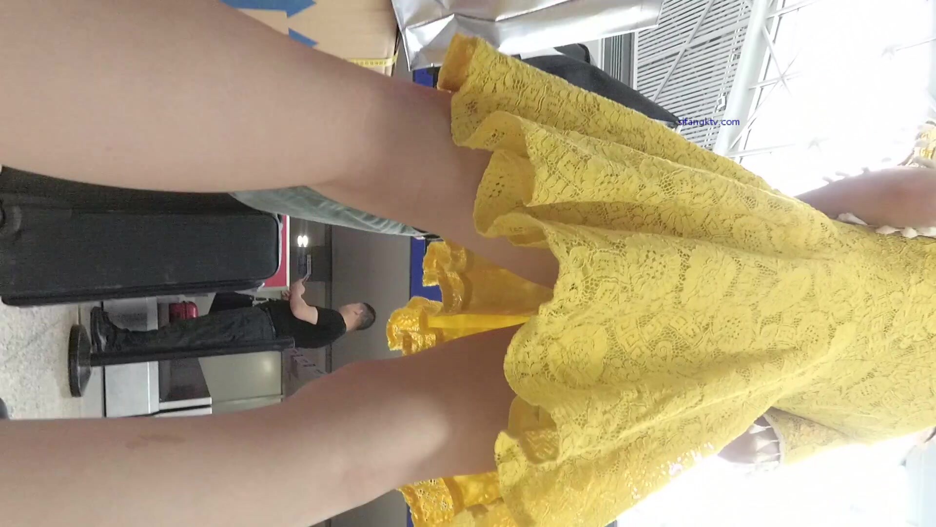 【最新极品抄底】超高质量机场地铁抄底惊现无内小美女 白嫩丰臀太紧致内内夹逼缝里了 (8)