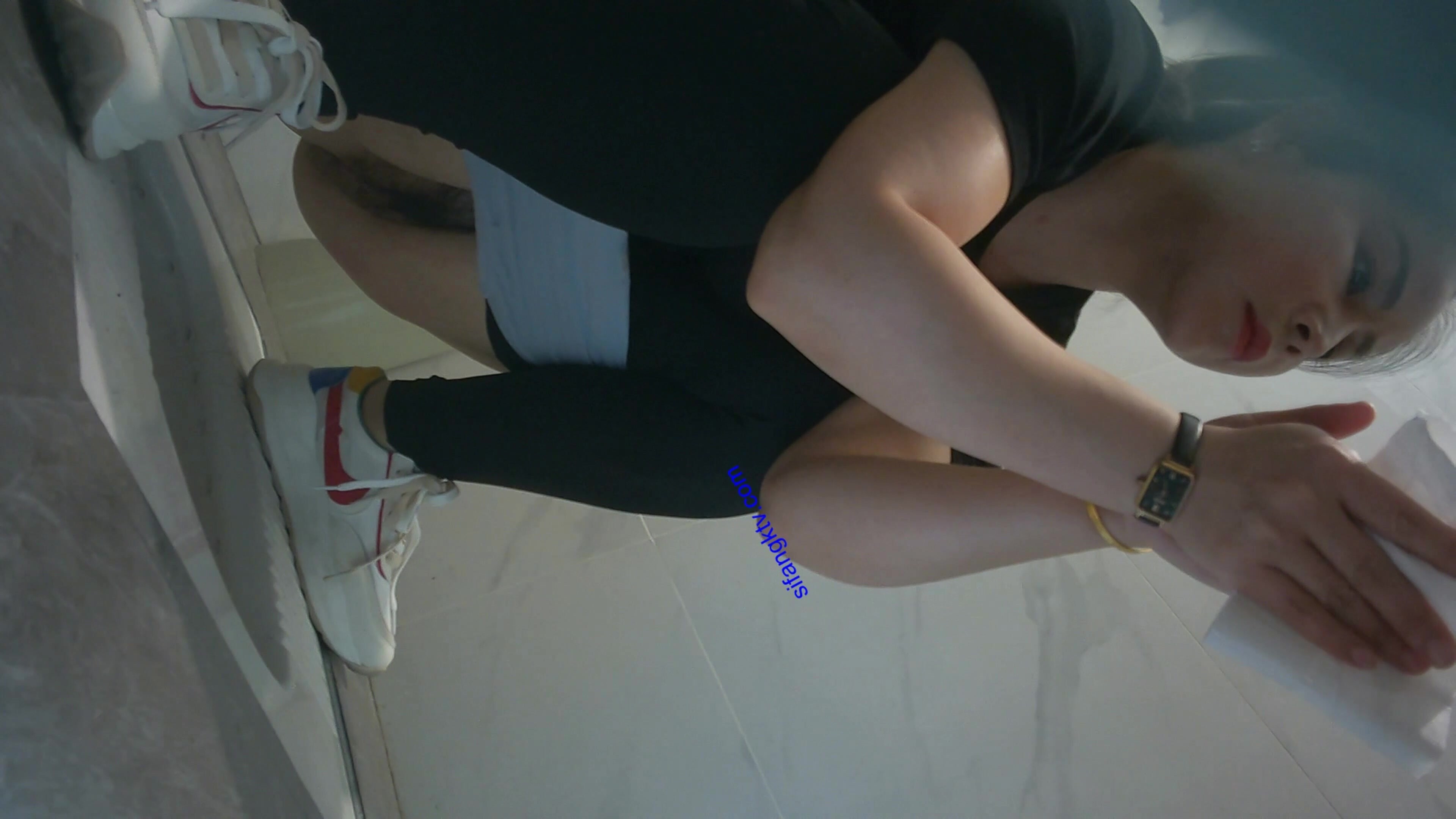 私房十二月最新流出隔墙有眼原创厕拍 肉丝瑜伽裤美女眼神能杀人[上] (2)