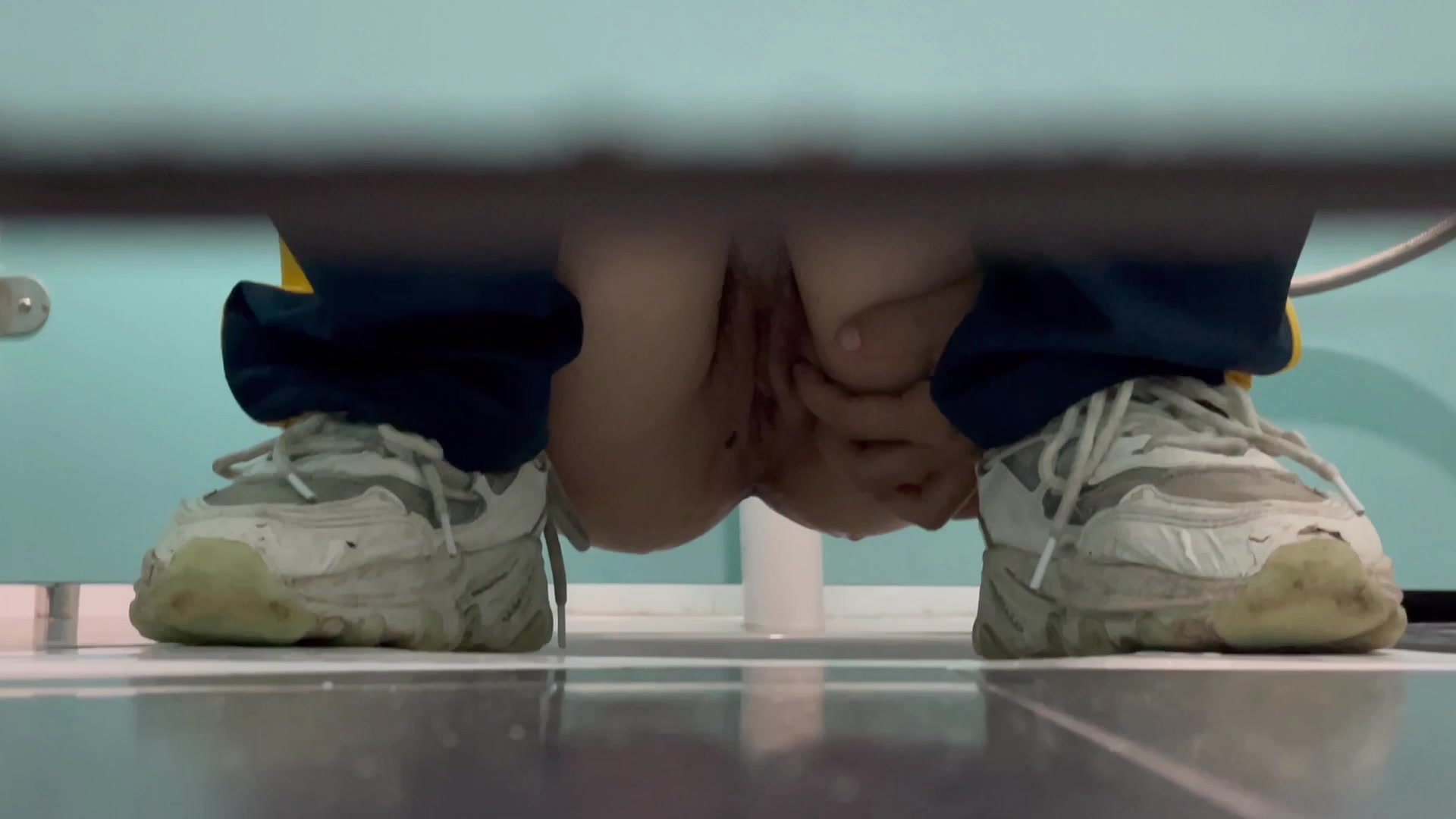 大神潜入路边公厕偷拍在专心数逼毛的少妇被发现后被质问慌得一批嫁祸冤枉是外卖小哥拍的