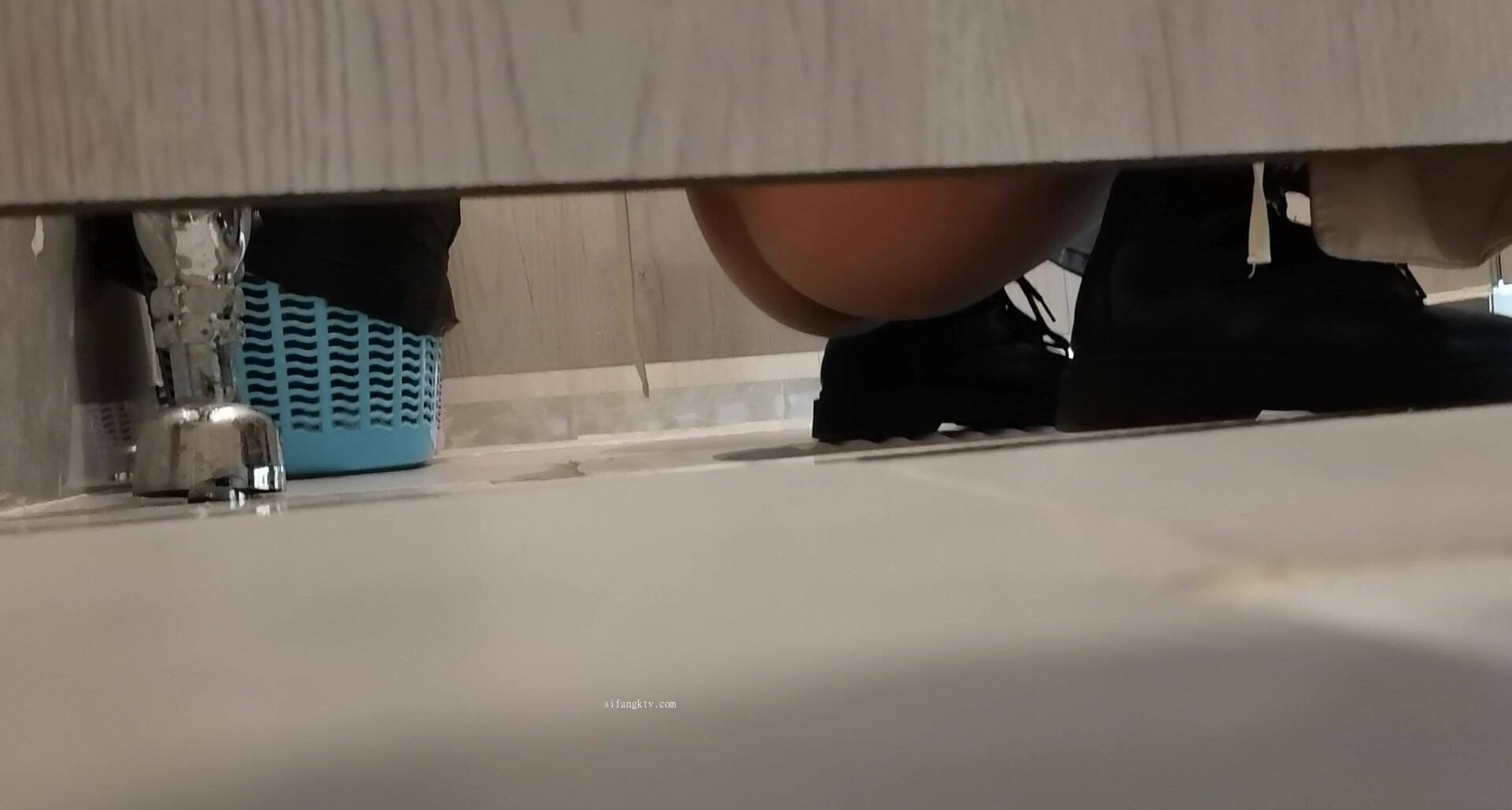 网友求档私房售价60元魔手外购 极品厕拍《艺校极品学生妹》(同学)1 (6)