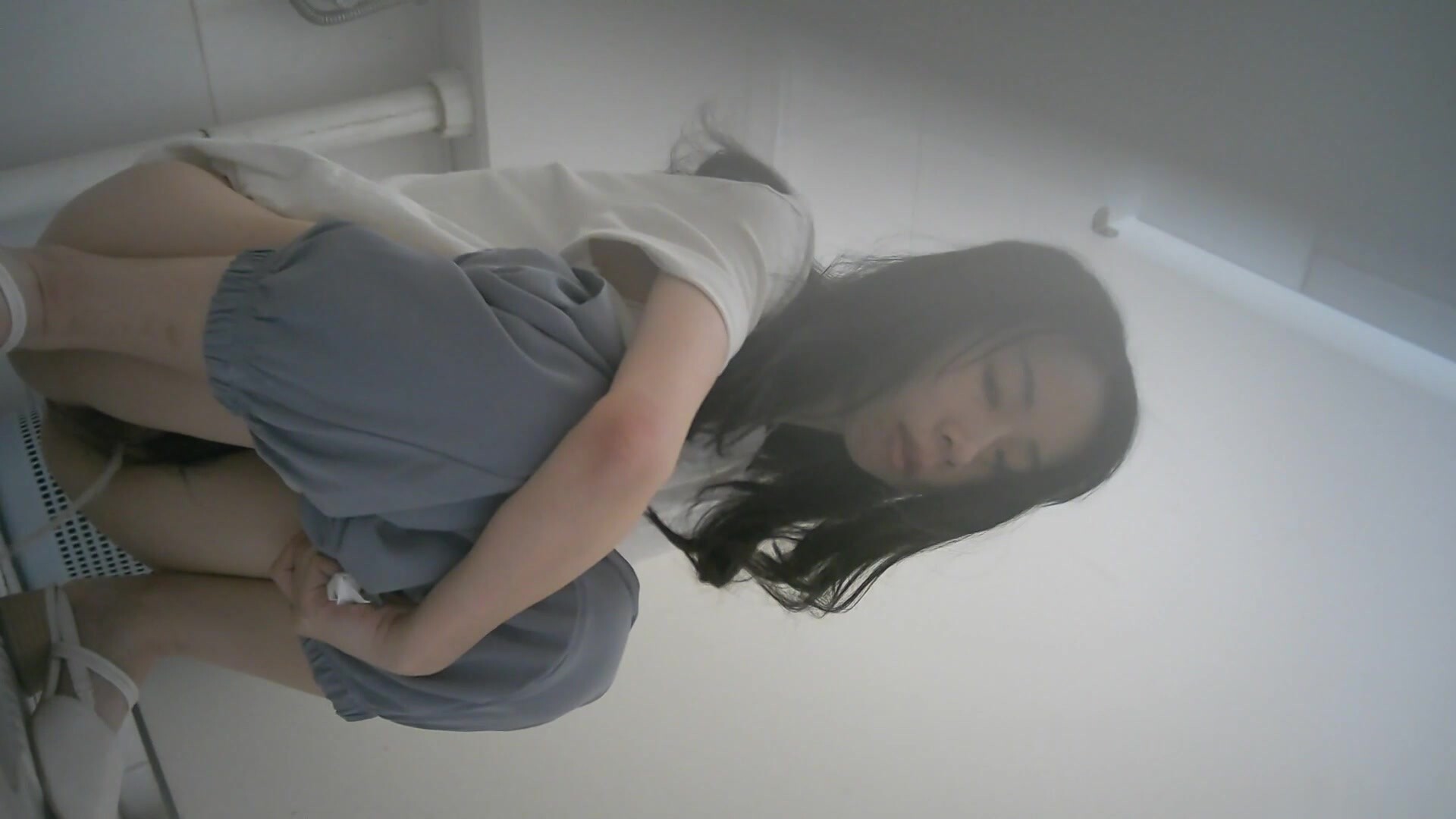 科技楼蹲守 身材娇小的长发美女 始终对摄像头有怀疑