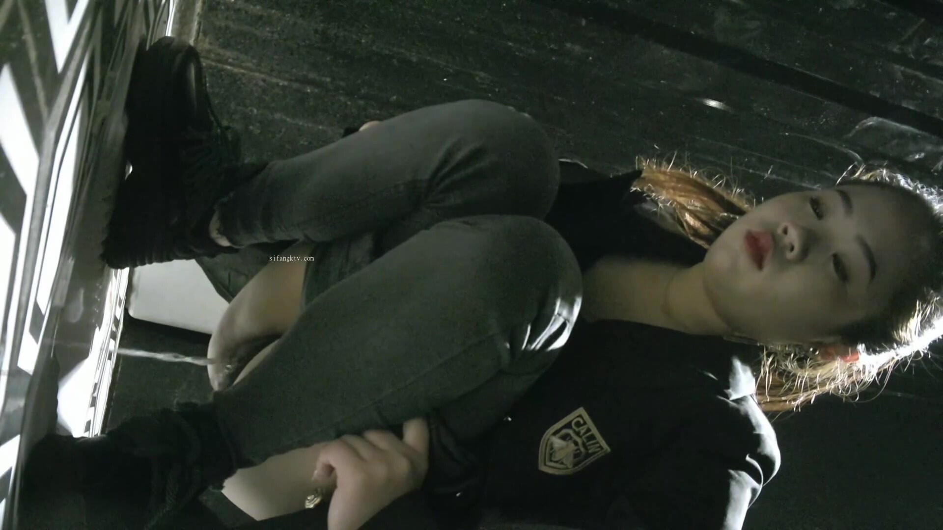 KTV安装固定摄像头偷拍几位高质量的夜总会妹子 (4)