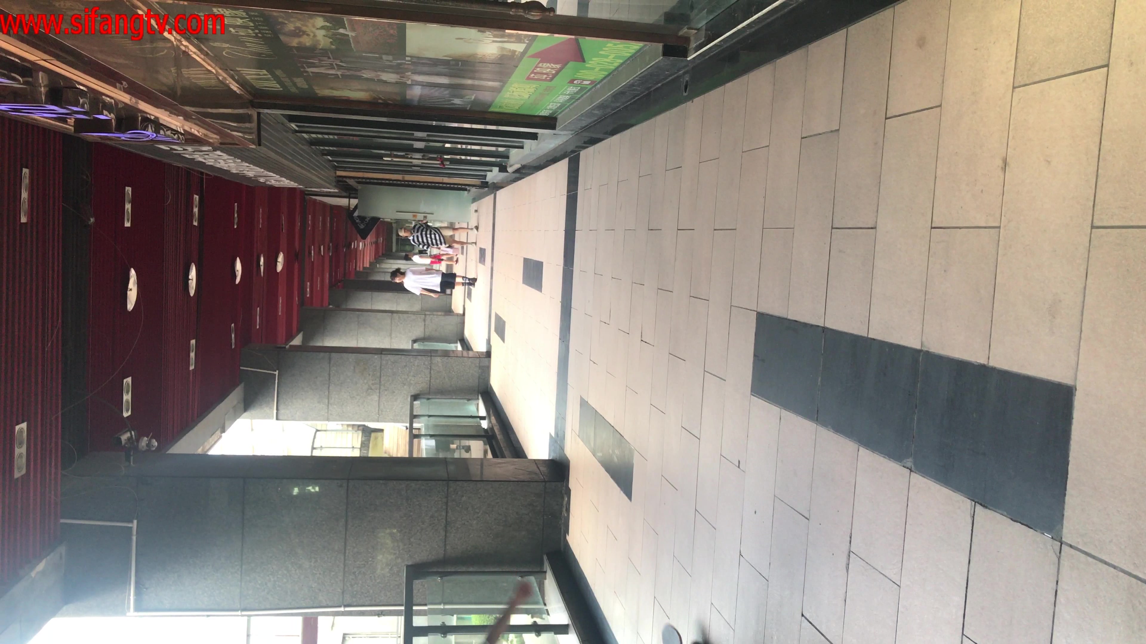 性感风韵模特儿 包臀白裙 简朴高跟鞋透露出最美的骚穴，走出来感受她从身边走过，鸡儿已经有反应了！