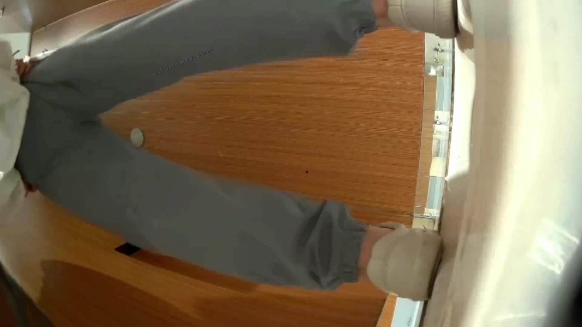 2021九月新流出2021精品厕拍《高清后景》（经典大号篇）3条纹衫美眉崛起屁股尿尿溅到到处都是