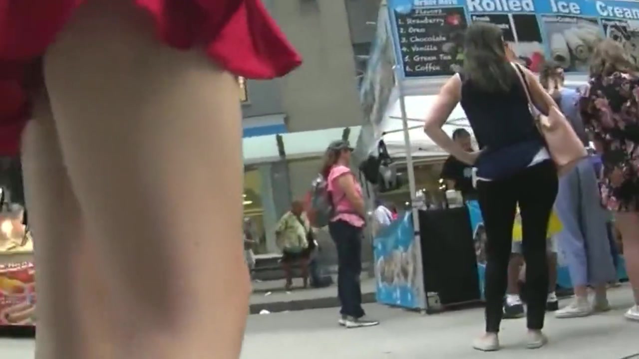 街头抄底出来旅游的红裙子少妇