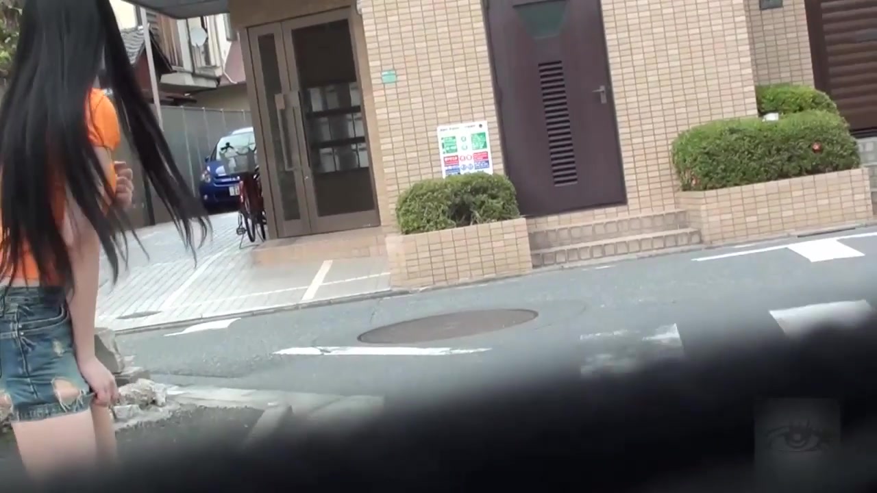 媚骚少妇大街上尿急，想不出好法子，只好愚蠢的躲在小车后面撒尿尿，紧张地左看右看，就怕被发现！