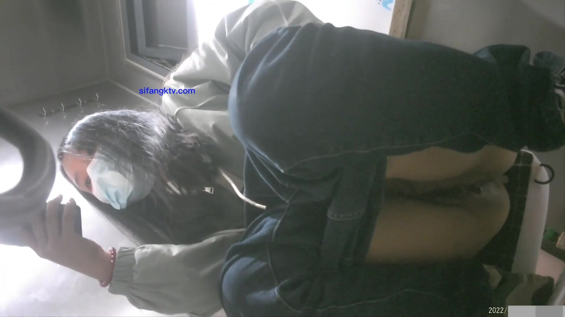 大神潜入大学女厕偷拍10位年轻漂亮学妹粉嫩的美鲍2 (1)