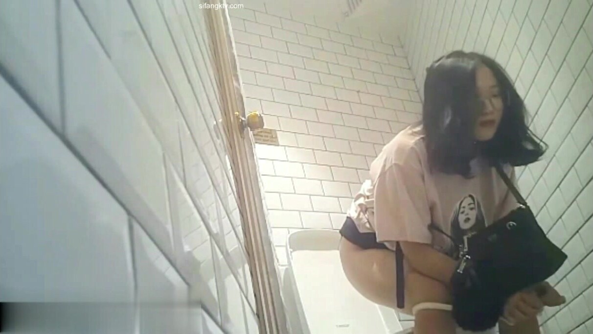 十一月新流出夜总会KTV座厕正面偷拍小姐尿尿其中几个妹子怕脏不敢坐着尿
