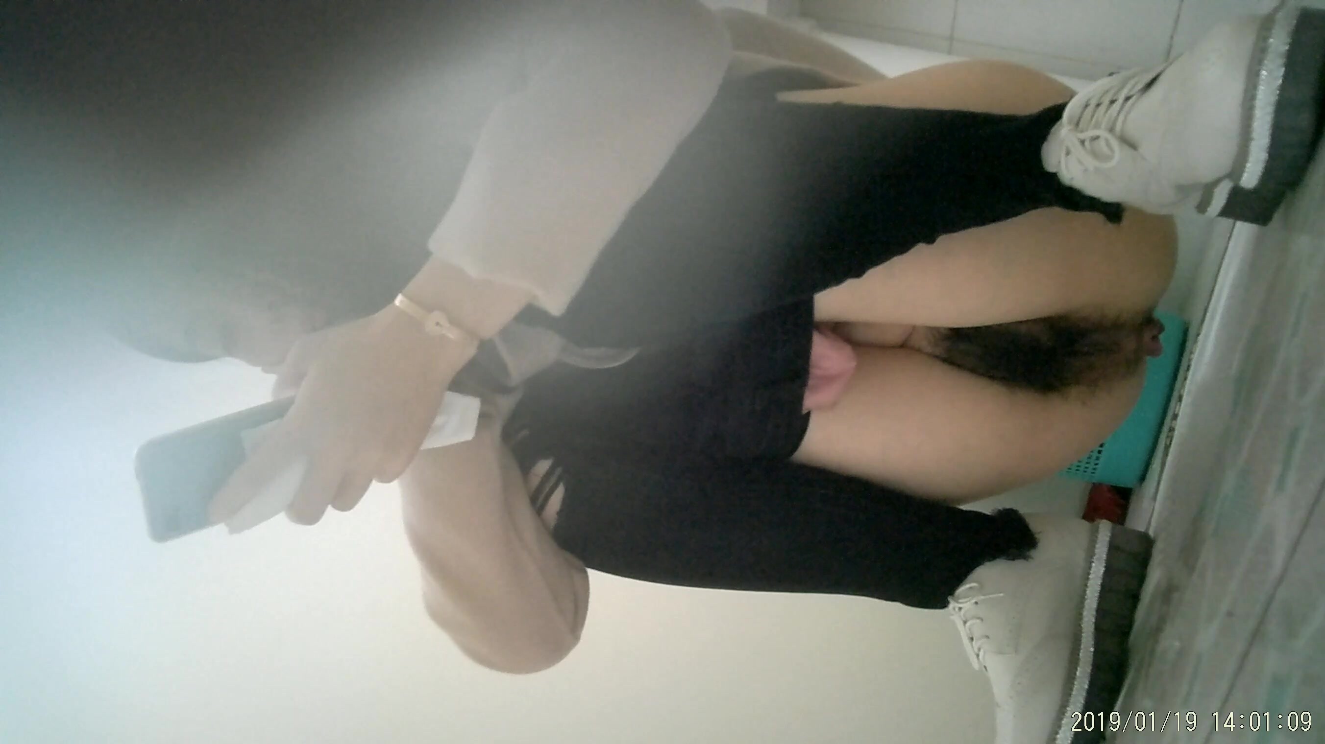 新! 工业园区（厕拍）公司女助理昨晚被老板爆菊了 菊花外翻下坠 (2)