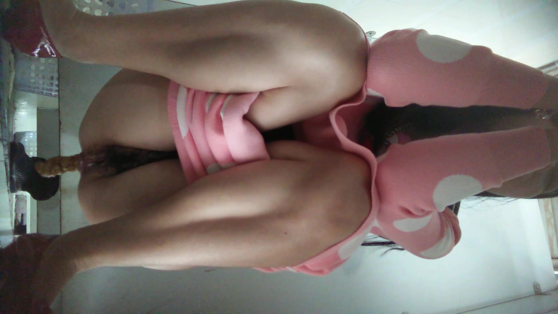 菜市场女厕偷拍拉大号的粉色包臀裙美女