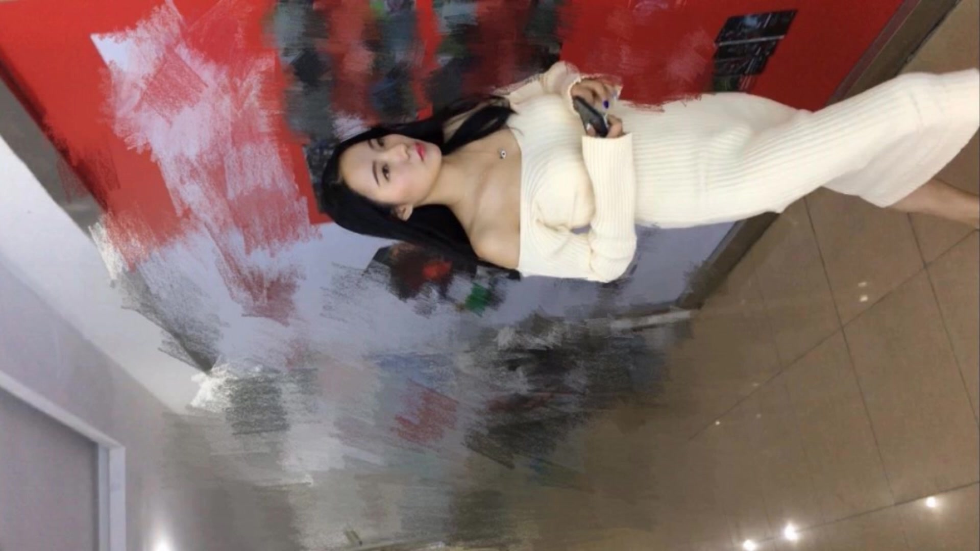 最新精选办公楼偷窥二个白领美少妇嘘嘘