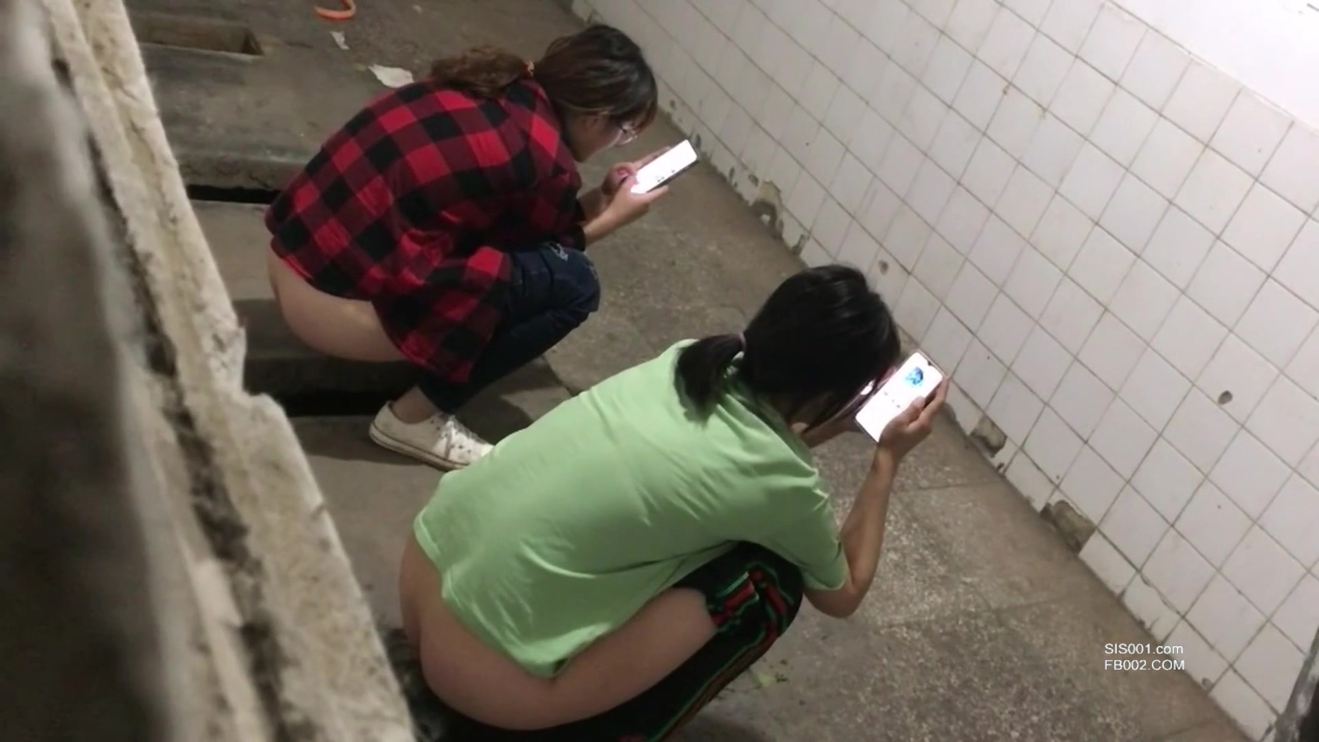 农村绝迹汗厕偷窥两闺蜜嘘嘘