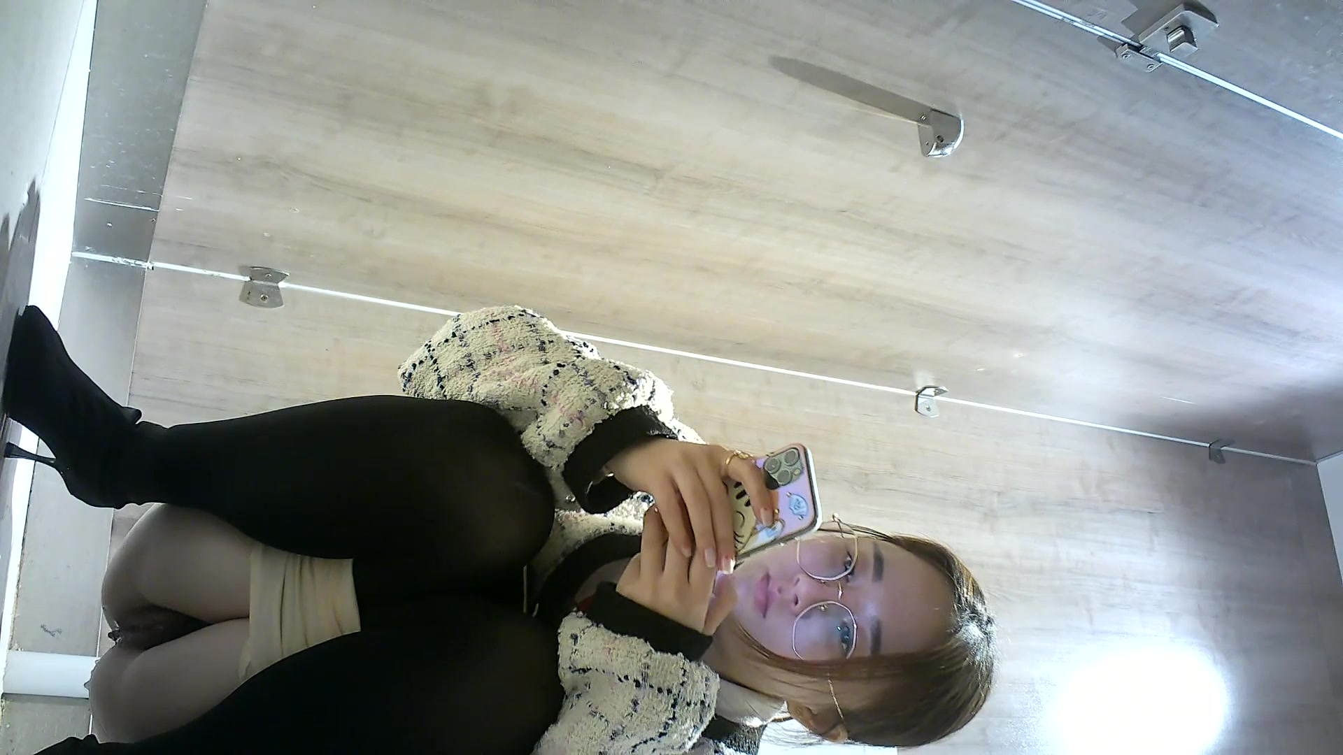 最新全景厕拍黑丝高跟眼镜妹子肥厚的馒头逼 秀色可餐