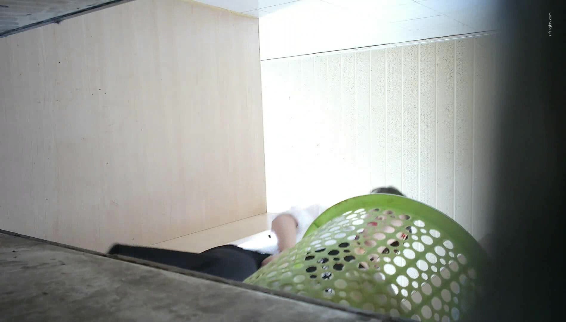 十月最新流出新城公园沟厕全景露脸沟厕偷拍美女尿尿第5季长裙少妇