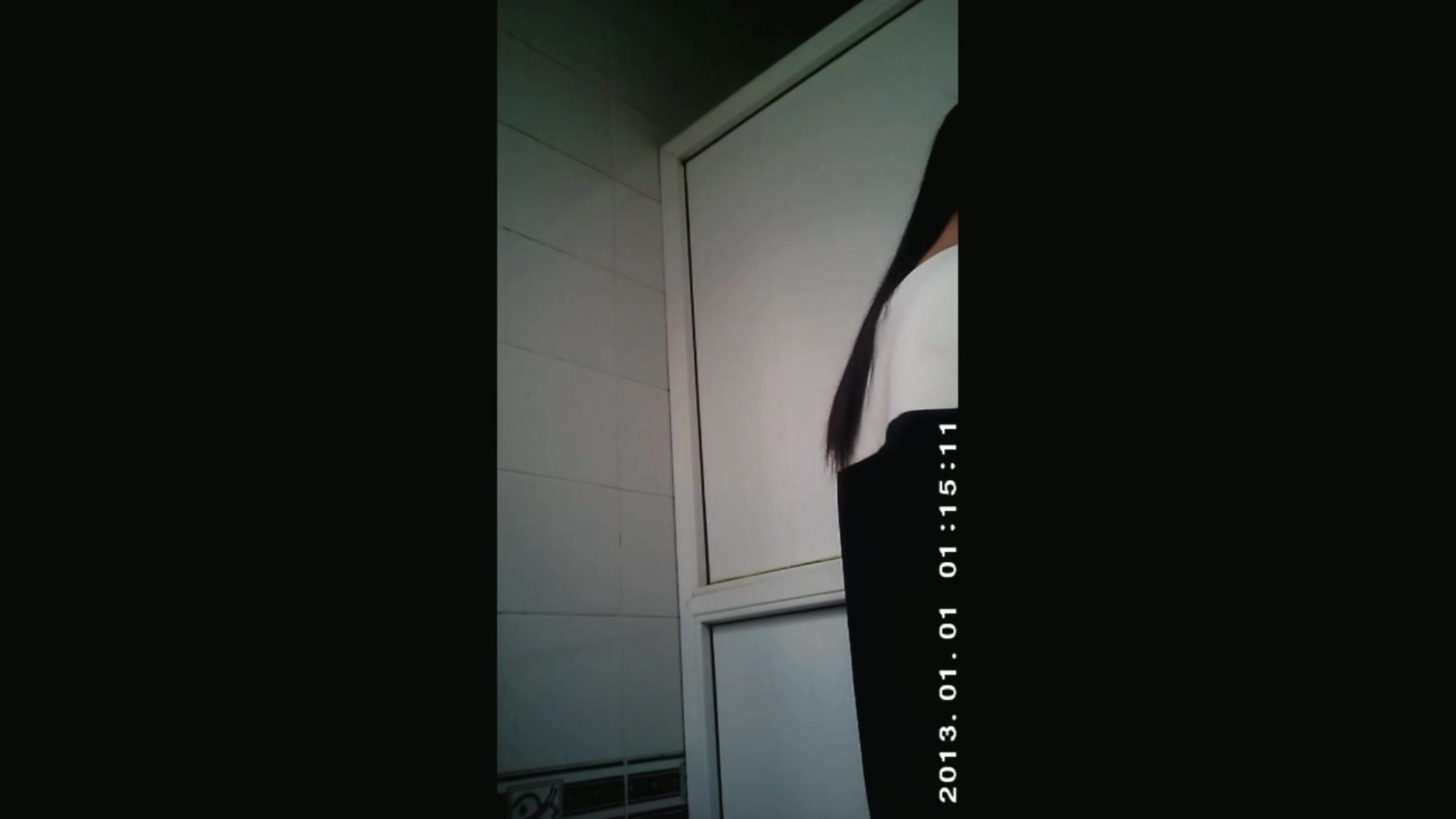 校园坑神潜入某高校女卫多视角偸拍大学生妹子课间排队来方便美女玩手机太认真了提裤子都一只手