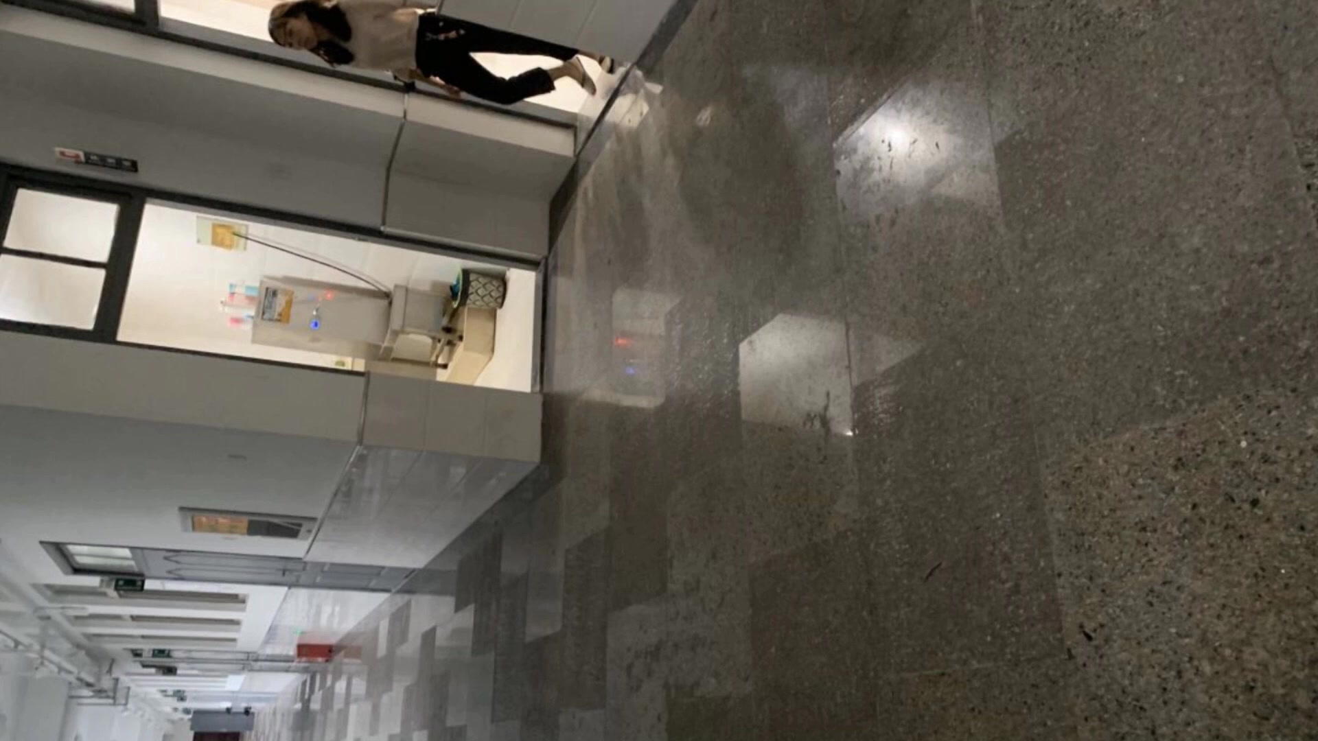 潜入某高校TP几个奶学妹嘘嘘