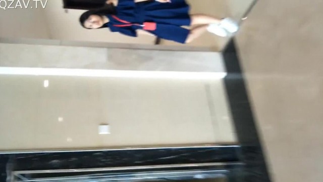 看完逼问路拍脸：一袭蓝裙萌妹粉嫩的大小阴唇全部张开肉核都看到了