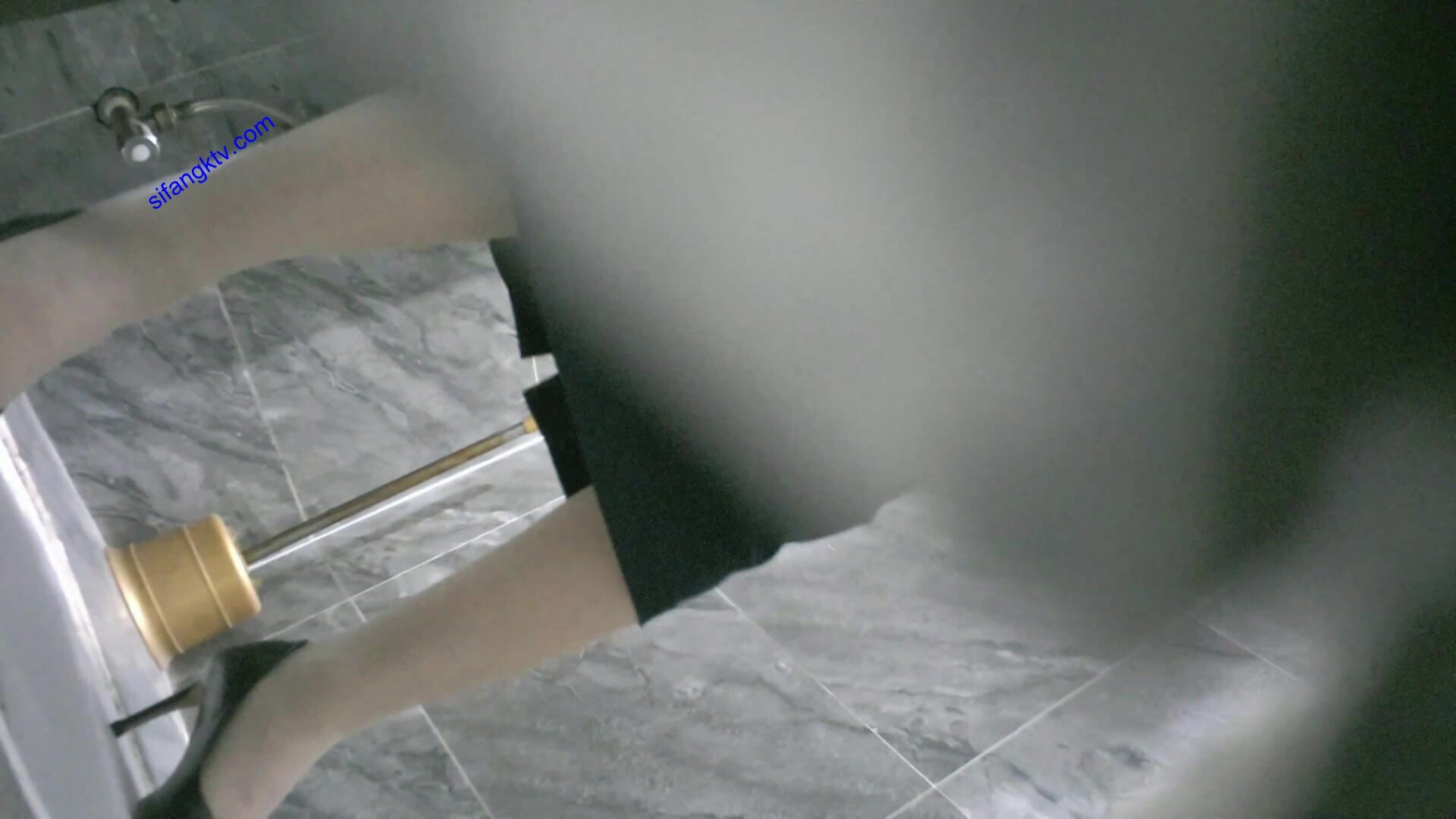 办公楼绝品女神主播2连裤袜包裹的湿滑阴毛被尿液都冲得打柳了