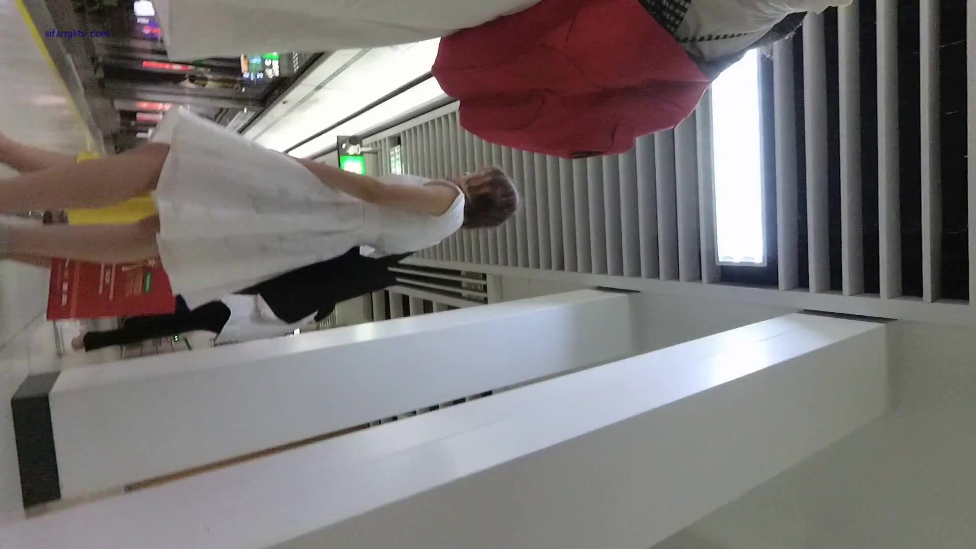 【最新极品抄底】成都地铁医院抄底惊现无内长腿美女 各式内内让人喷血 幻想扒下推到啪啪 (6)