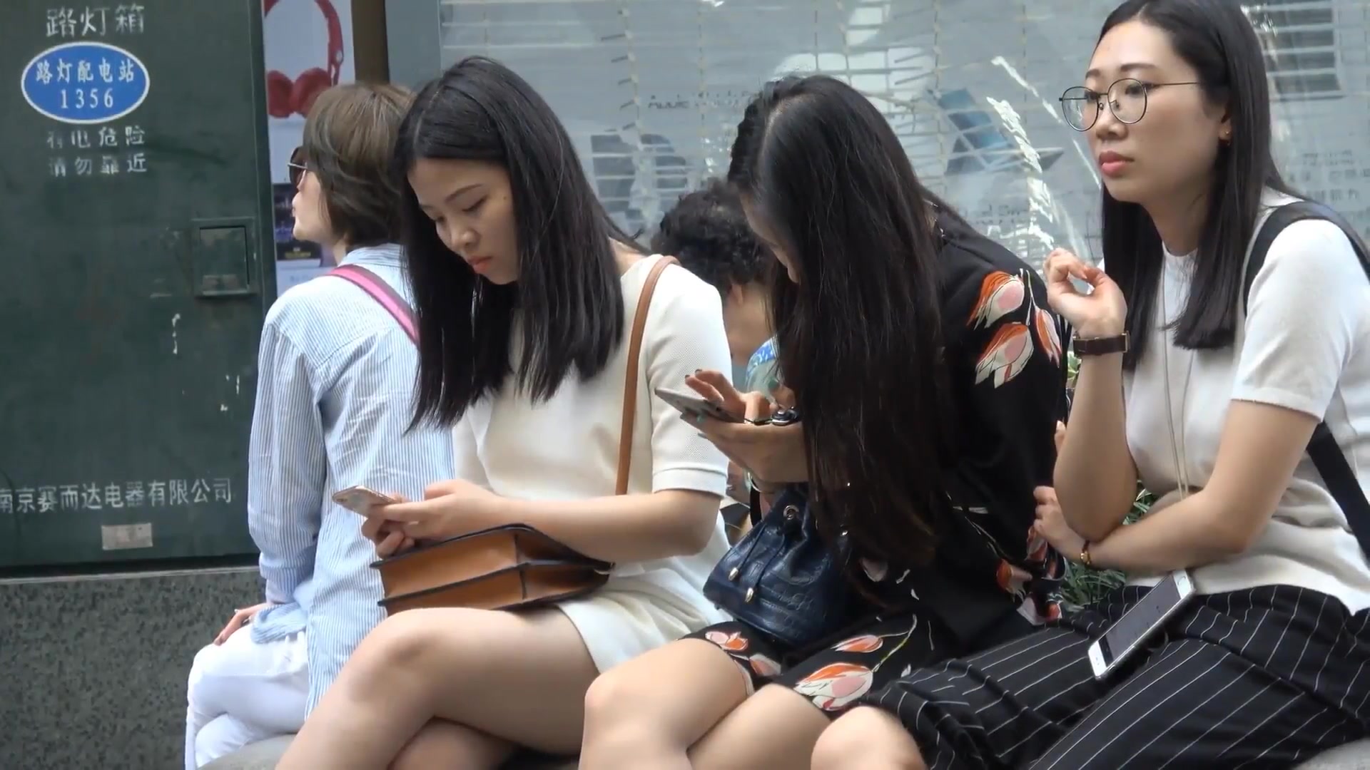 大神街头看到白嫩的高跟鞋少妇 受不了了 一路跟踪尾随 终于得手