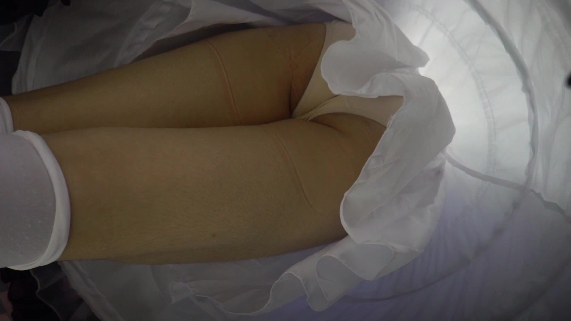 【YZWCD】YM094小姐姐弯腰挑饰品趁机抄底干净黄内！