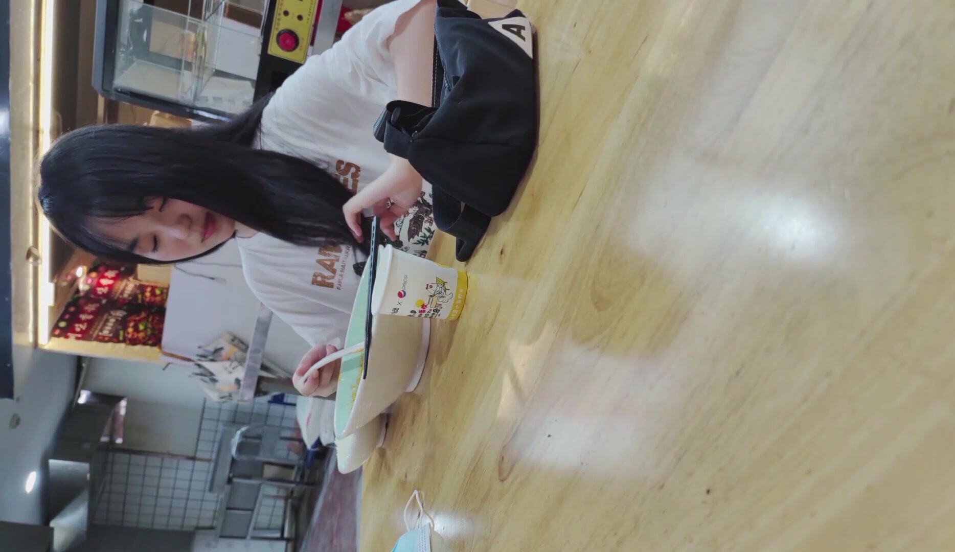 吃饭遇到爱喝银耳汤的同班女同学 汤喝多了尿多,尿了半天也没尿完