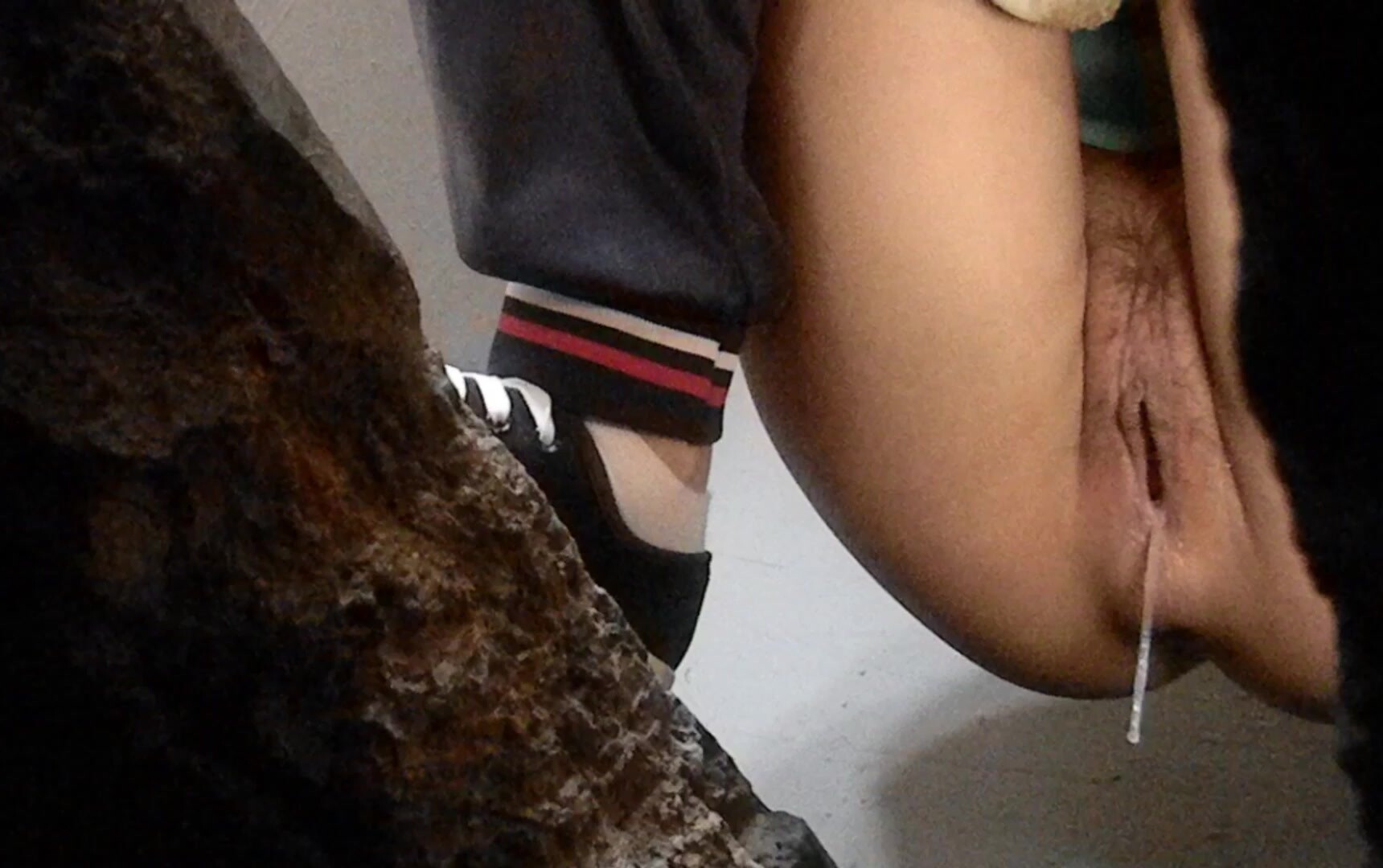 小伙冒死钻到厕沟低下拍邻居可爱妹子，果然昨晚和男友大战一场，B里流出大量残留的精液