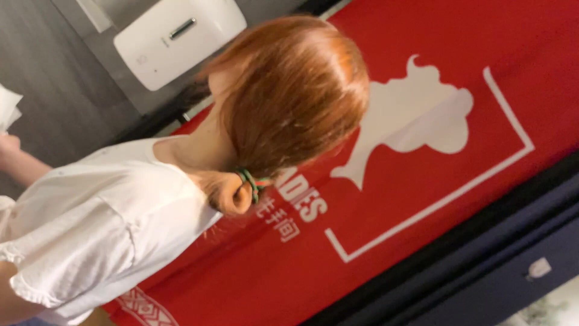 餐厅女厕近距离偷窥牛仔短裤美女的小嫩芯