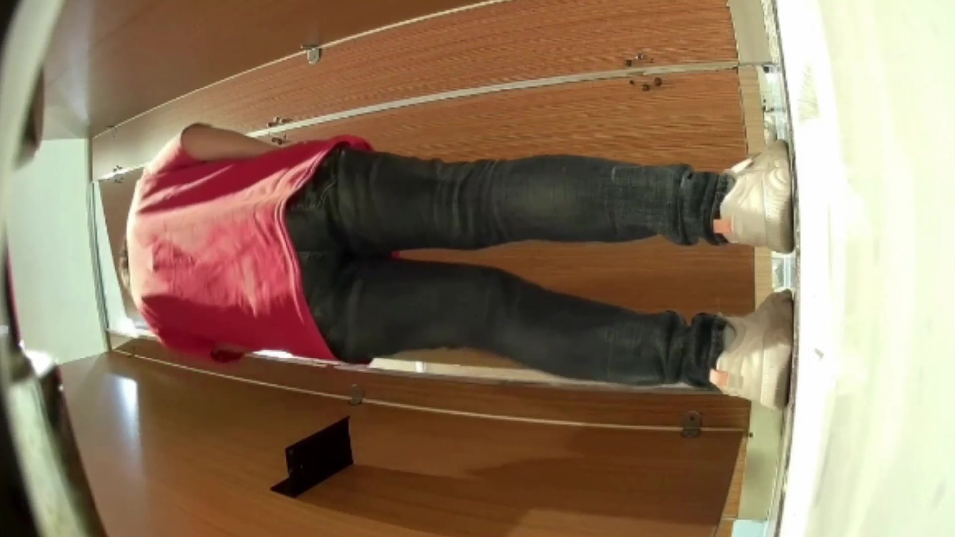 2021八月新流出精品厕拍商场《高清全景后拍》4，近距离后拍几个丰满性感的大屁股