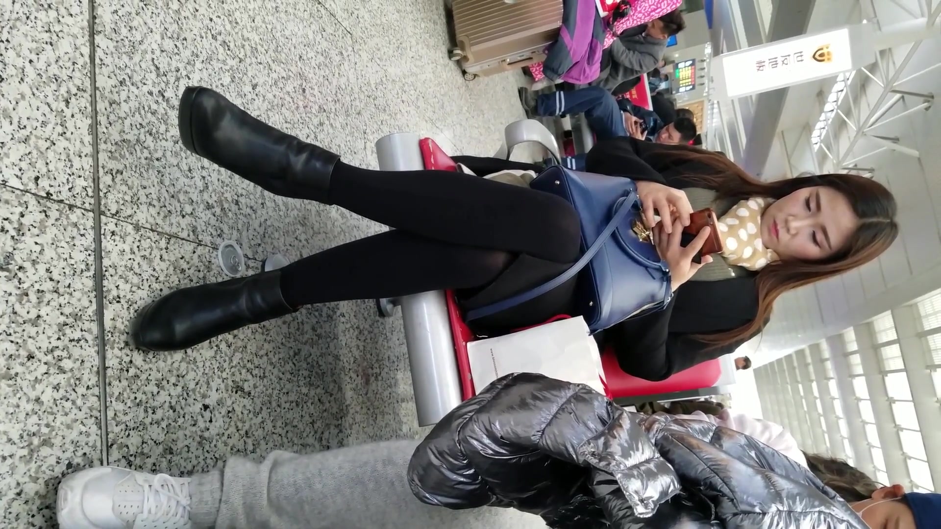 厕拍车站候车大厅一位候车的少妇 皮肤细腻白净