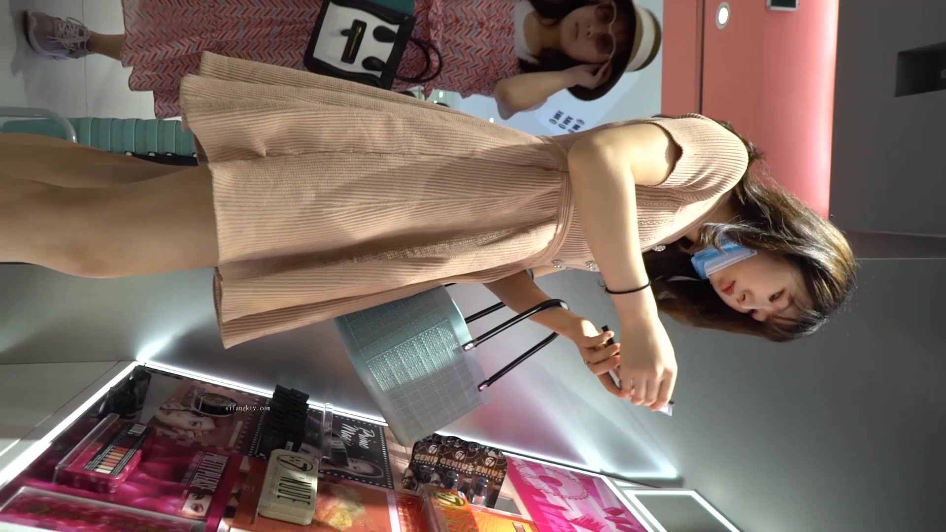 【YZWCD】YC187美女专心挑化妆品！弯腰CD蕾丝边粉内！